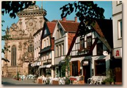 Historische Ansicht des Gasthauses Zur Falle von der Straße aus.