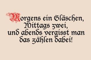 Kunstvoll bleiverglastes Fenster mit dem Sinnspruch der Falle.