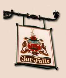 Das Wappenschild des Gasthauses an der Fassade.