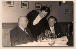 Fritz Wegener bedient Gäste in der Gaststube.