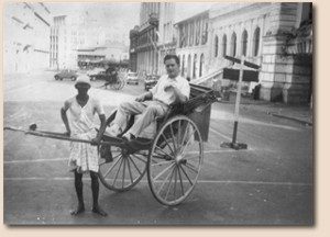 Fritz auf einer Rikscha während einer Fernost-Reise.