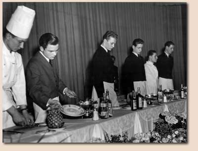 Fritz Wegener als junger Kellner beim Service im Hotel Vier Jahreszeiten.