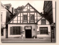 Historische Schwarz-Weiß-Aufnahme der Fassade der Falle.
