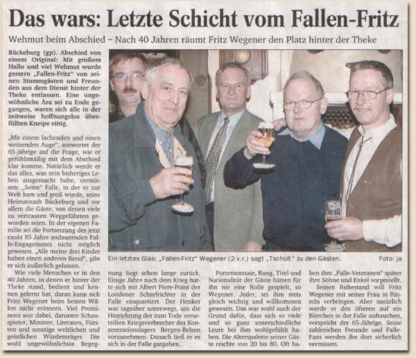 Gäste nehmen Abschied von der alten Falle.